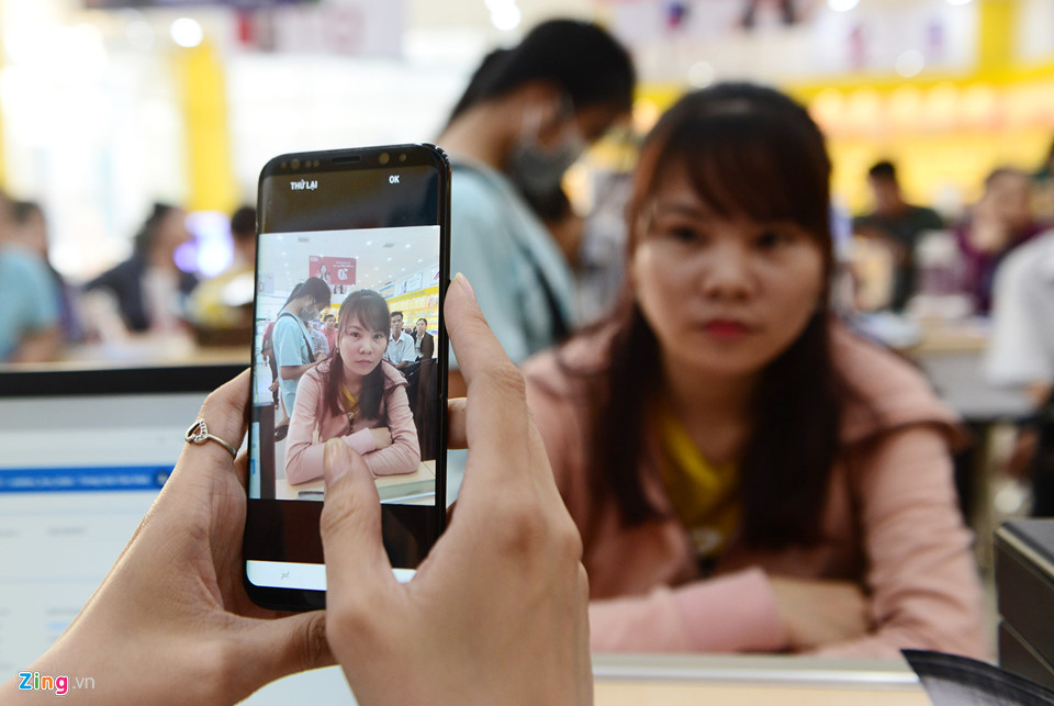 Quầy giao dịch của nhà mạng ở Sài Gòn chật cứng người chờ chụp hình